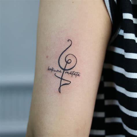 hakuna matata tattoo symbol|100 Striking Hakuna Matata Tattoos To Lean Back On。